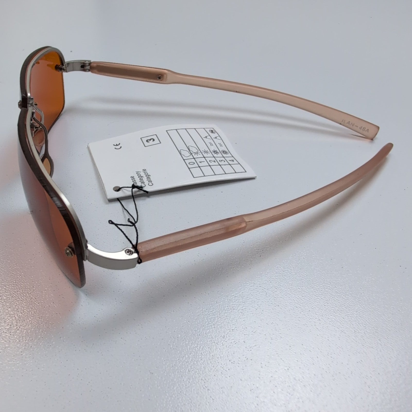 Lunettes de soleil Y2K Rectangulaires Gris Satiné Verres Ambre Branches Semi-épa