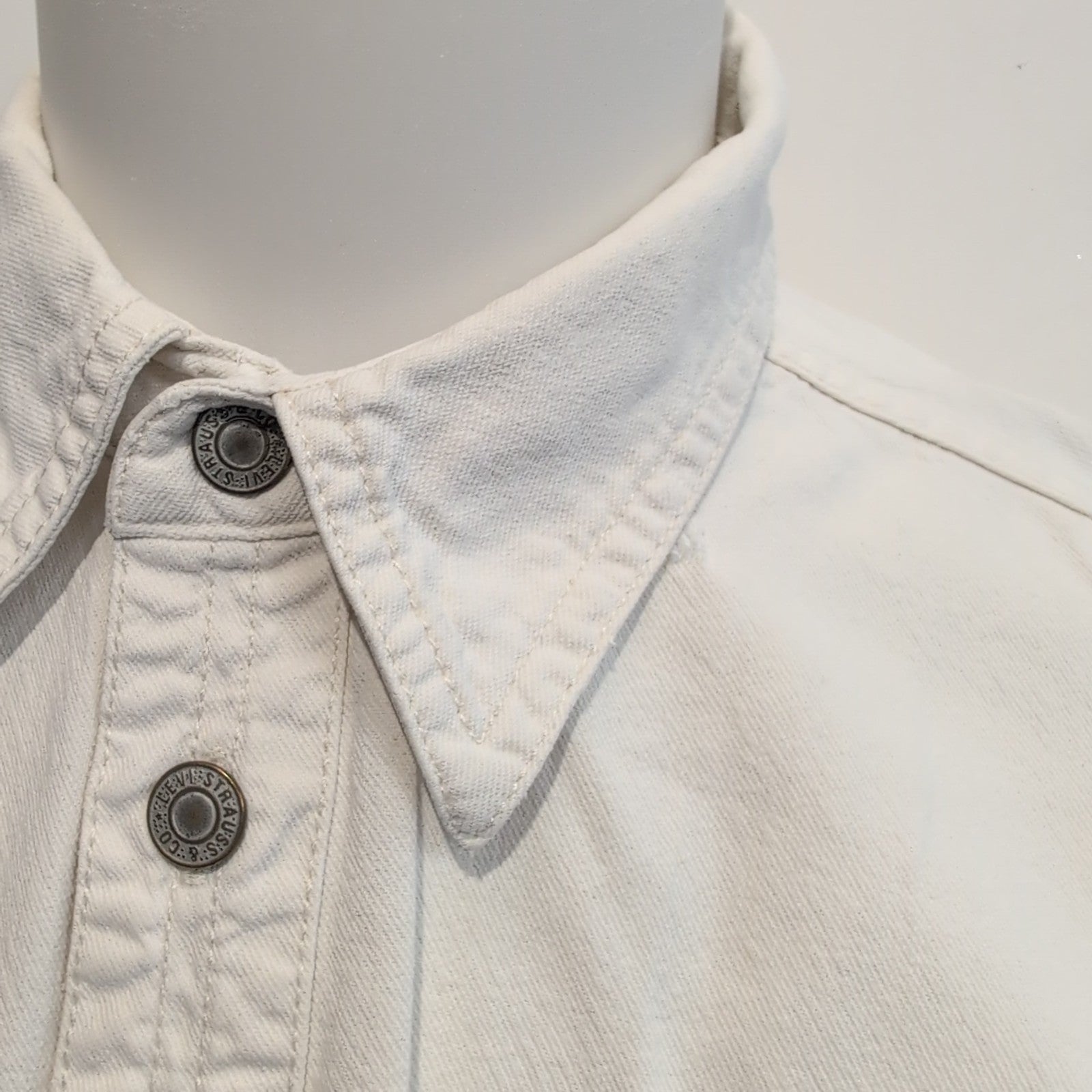 Chemise en Jean Levis Couleur blanc uni 100% coton taille XL Bouton en métal 2 p