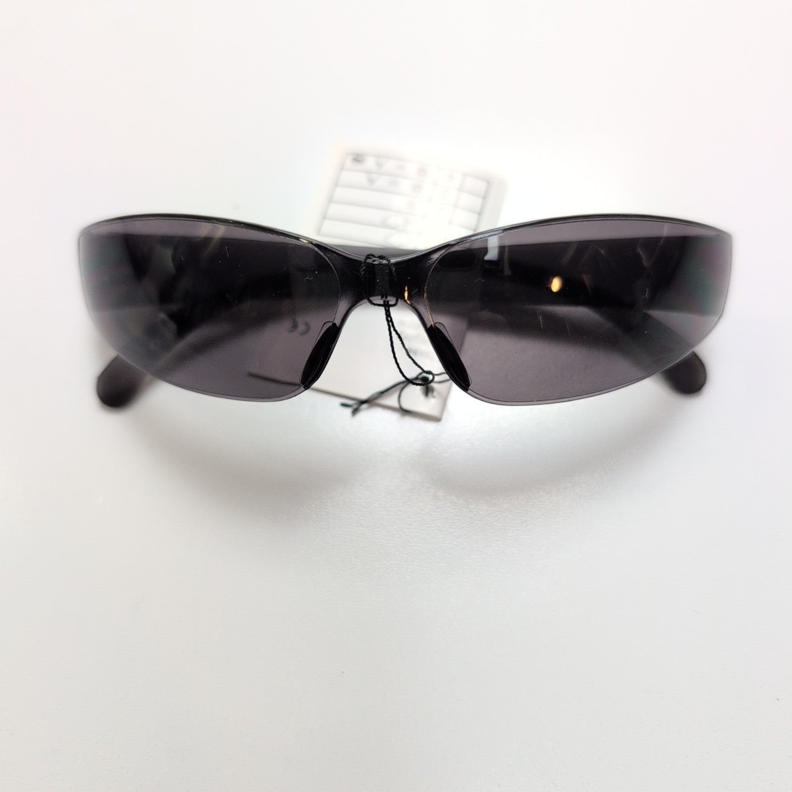 Lunettes de soleil fumées noir rectangle enveloppantes branches larges