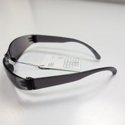 Lunettes de soleil fumées noir rectangle enveloppantes branches larges