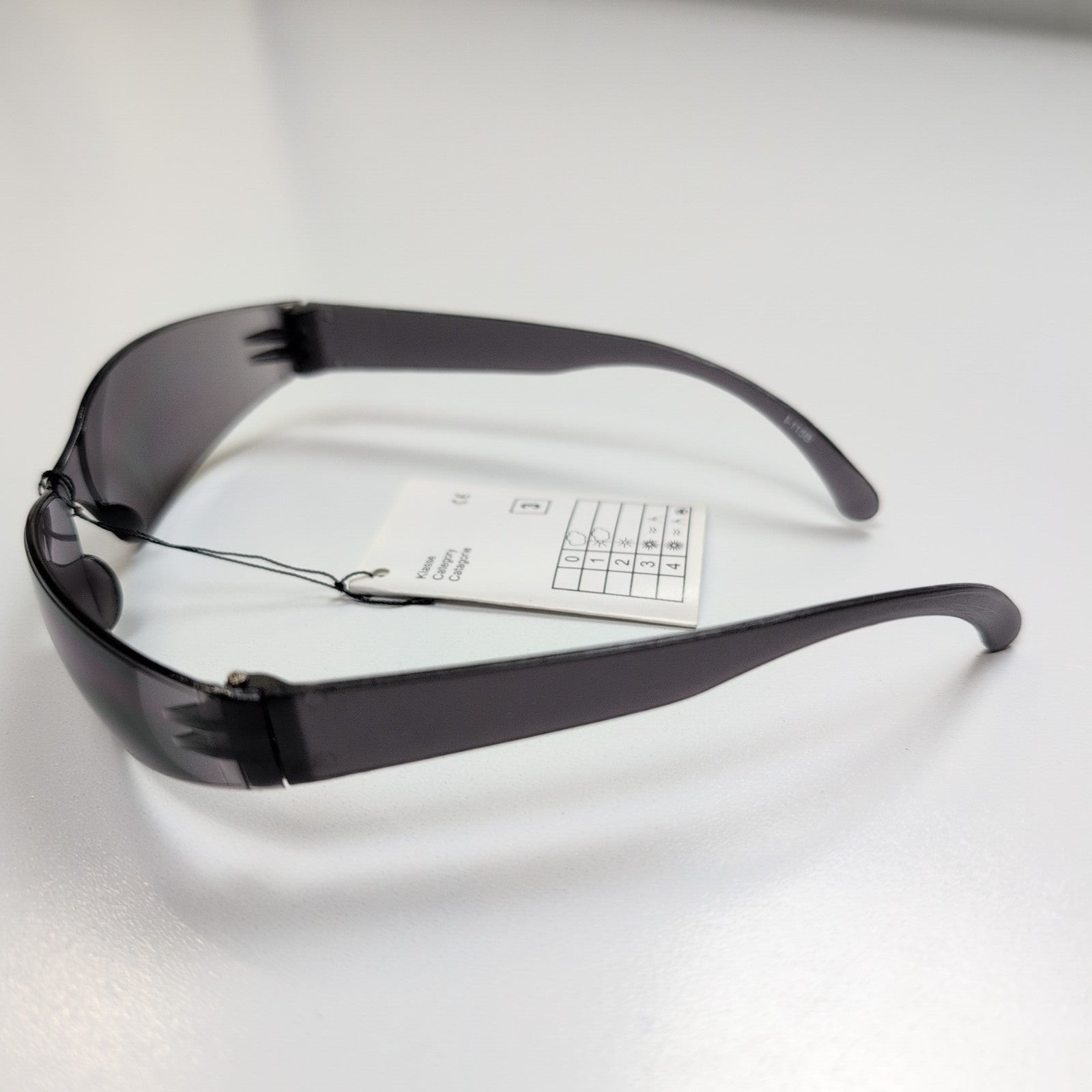 Lunettes de soleil fumées noir rectangle enveloppantes branches larges