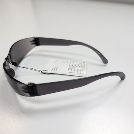 Lunettes de soleil fumées noir rectangle enveloppantes branches larges