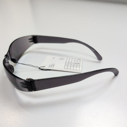Lunettes de soleil fumées noir rectangle enveloppantes branches larges