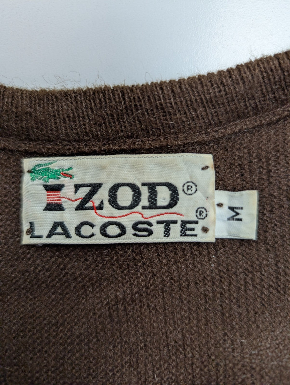 Pull Vintage IZOD Lacoste M marron col V 100% Orlon Logo crocodile brodé