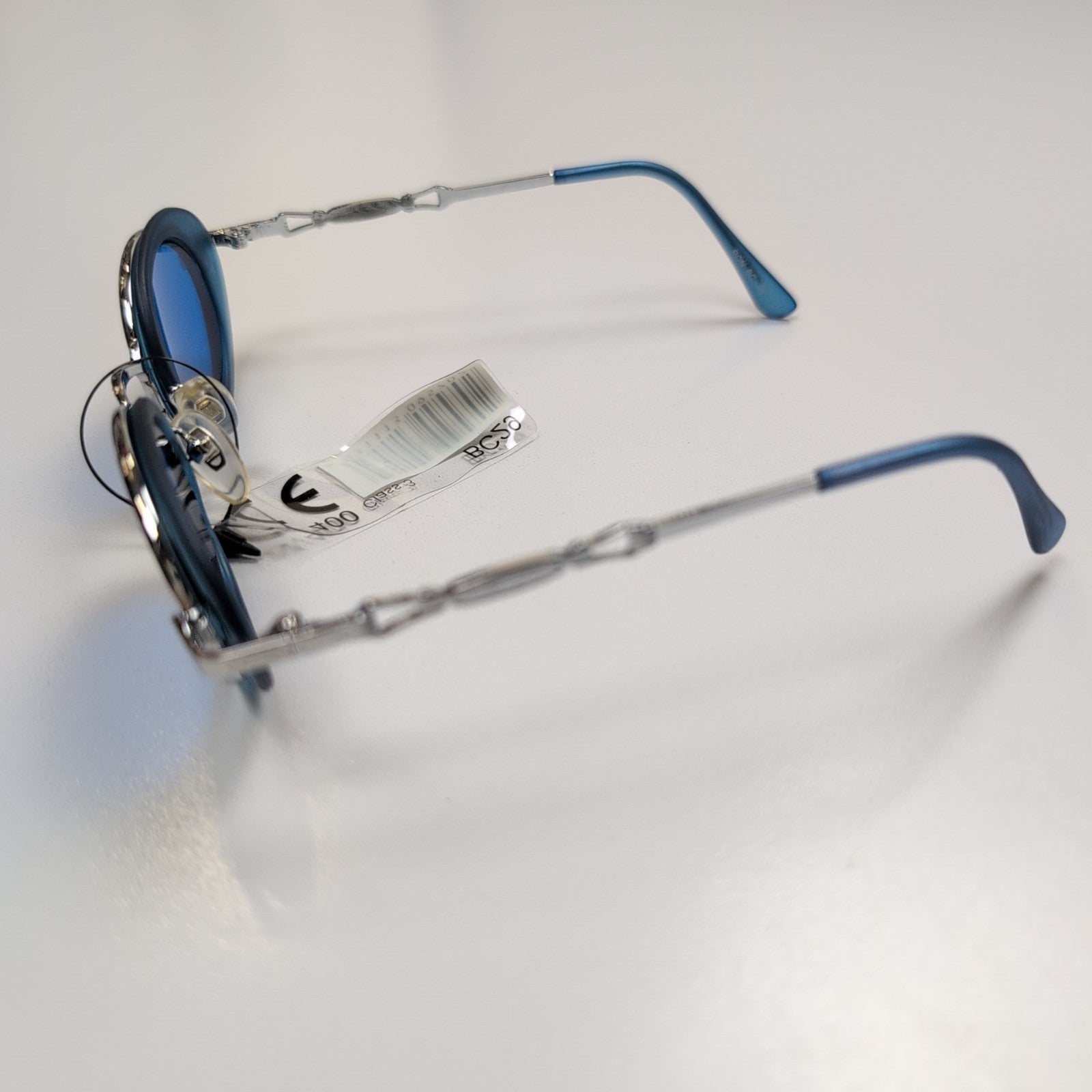 Lunettes de soleil Y2K Branches fines Métal chromé Verres bleu ciel