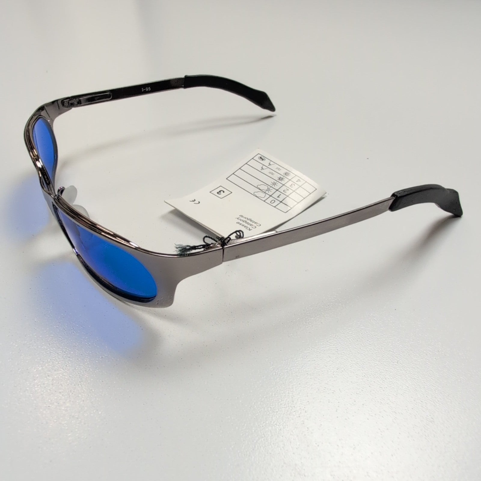 Lunettes de soleil Y2K Métal Gris Brillant Verres Bleus Branches Larges à Ressor