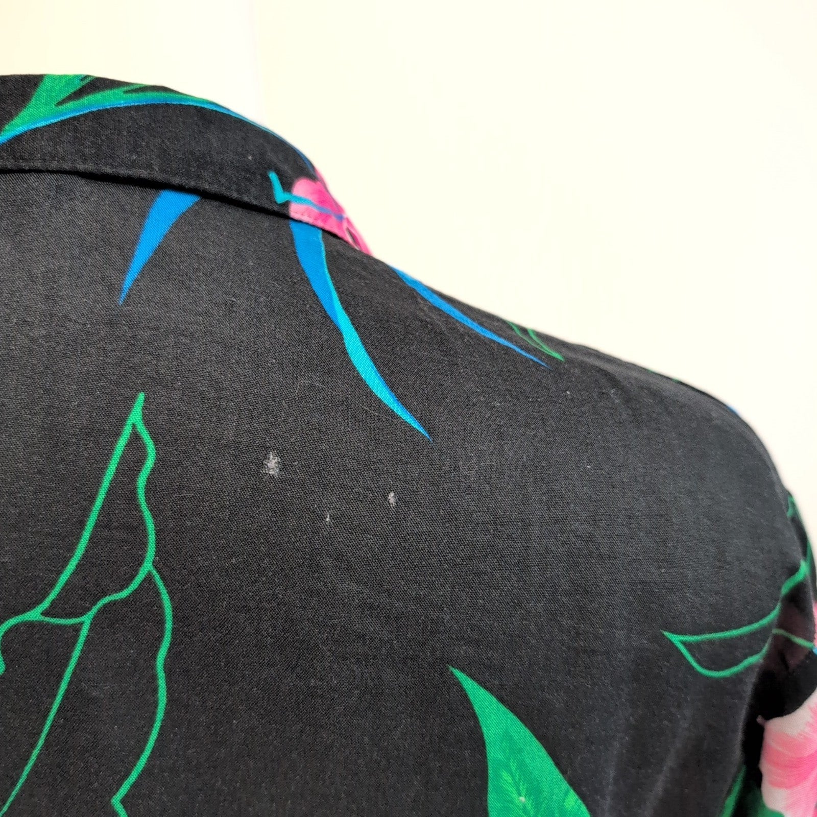 Chemise Hawaïenne The Hawaiian USA Rayonne Noir Fleurie Taille M manches courtes