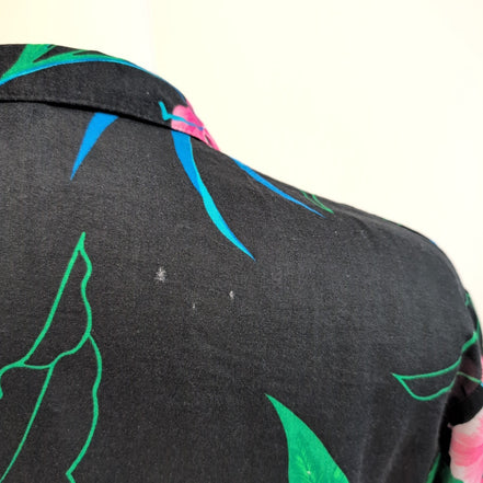 Chemise Hawaïenne The Hawaiian USA Rayonne Noir Fleurie Taille M manches courtes