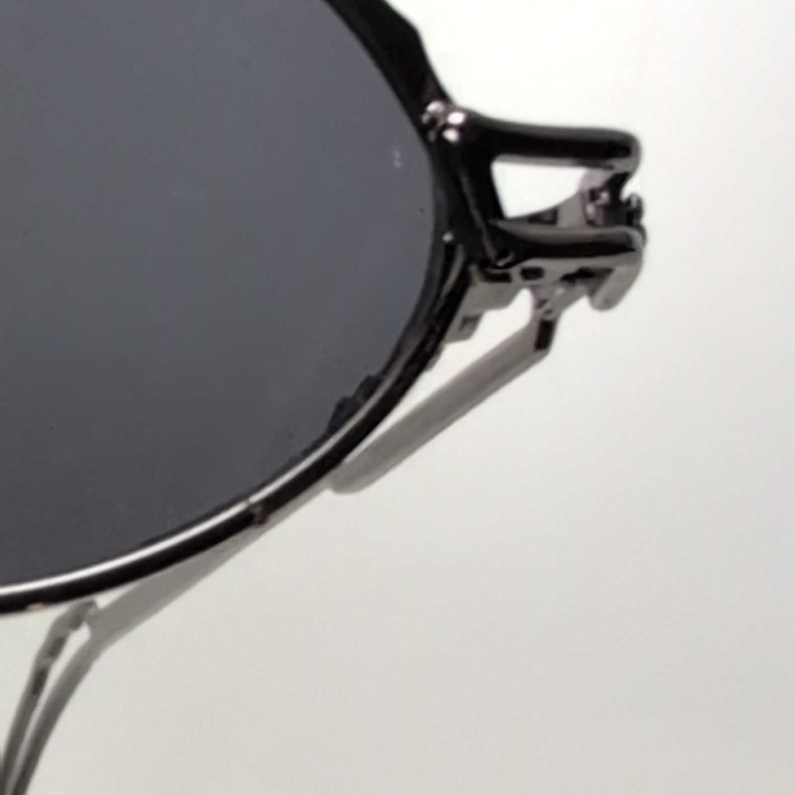 Lunettes de soleil Ovales Noires Y2K Branche Fine Métal UV400
