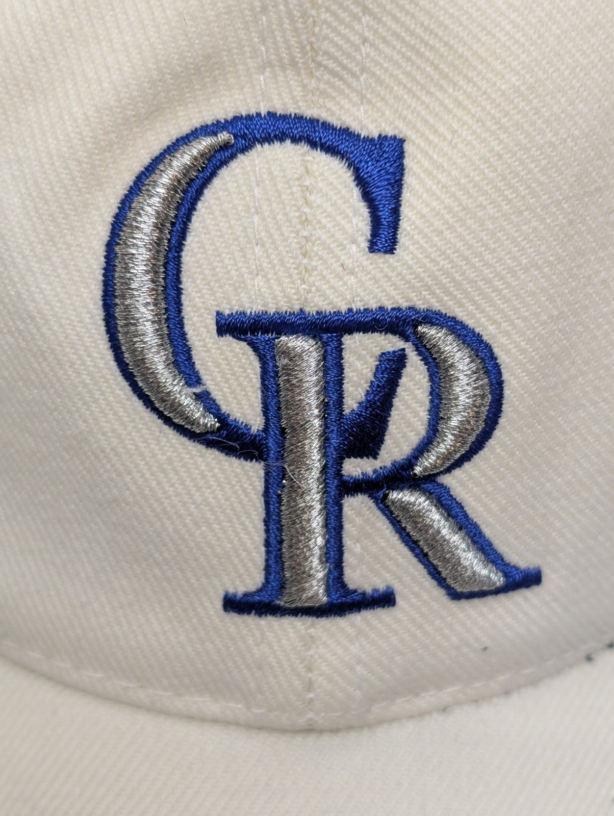 Casquette PUMA Colorado Rockies Vintage Blanche Logo Brodé Argent Bleu