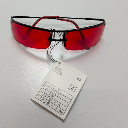 Lunettes de soleil Y2K Rectangulaires Enveloppantes Métal Noir Verres Rouges