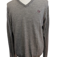 Pull Fred Perry Gris Clair Col V 100% Laine Mérinos Logo Bordeaux - Taille L