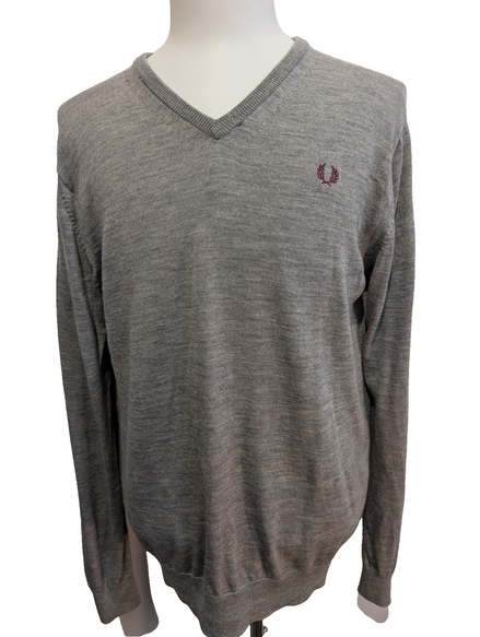 Pull Fred Perry Gris Clair Col V 100% Laine Mérinos Logo Bordeaux - Taille L