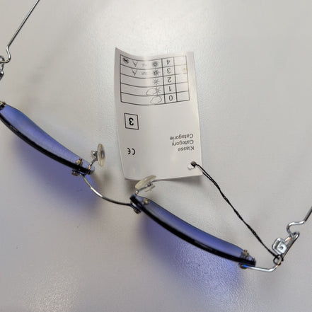 Lunettes de soleil rectangulaires Y2K branche fine métal gris brillant 💎