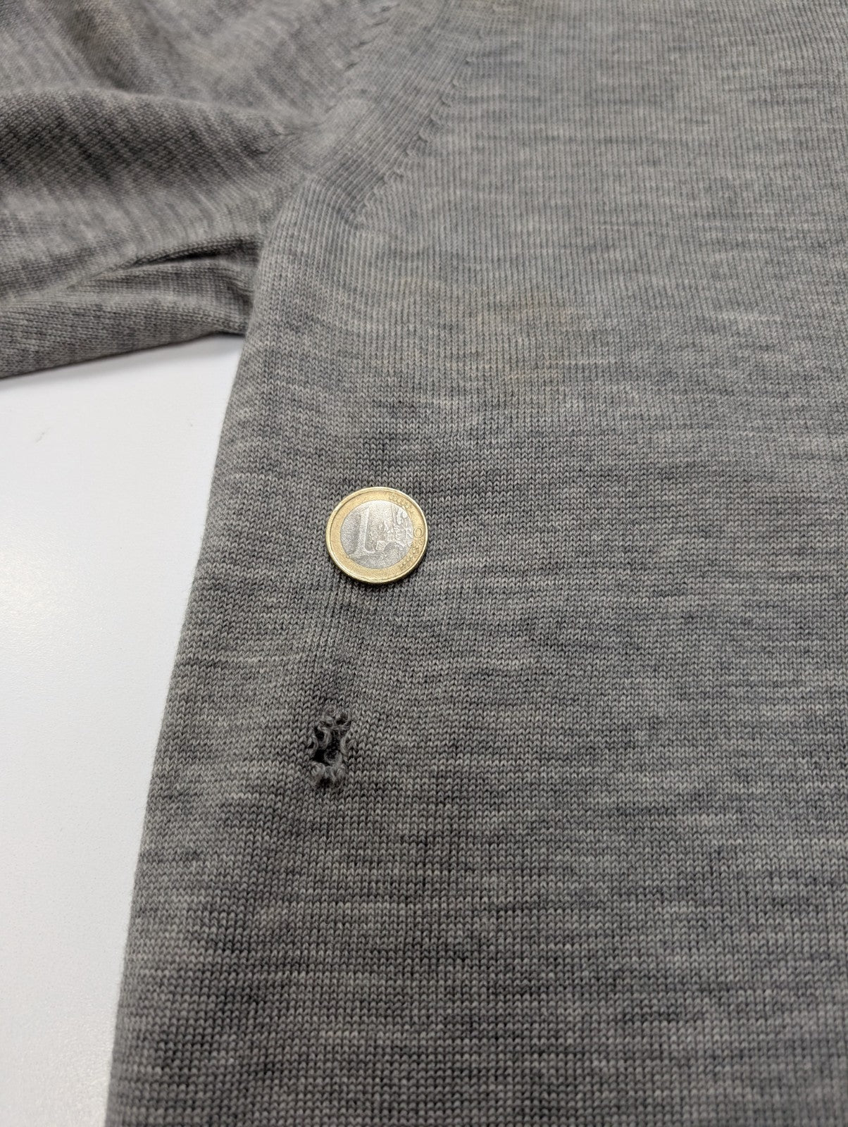 Pull Fred Perry Gris Clair Col V 100% Laine Mérinos Logo Bordeaux - Taille L