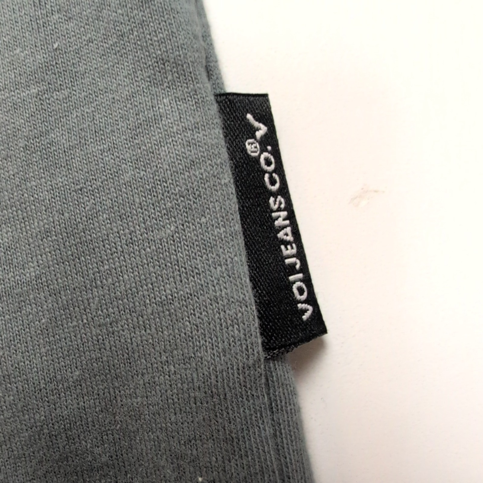 T-shirt VOI Jeans Co Taille L Gris Logo Brodé Doré 100% Coton Neuf Étiquette