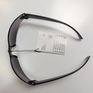 Lunettes de soleil fumées noir rectangle enveloppantes branches larges
