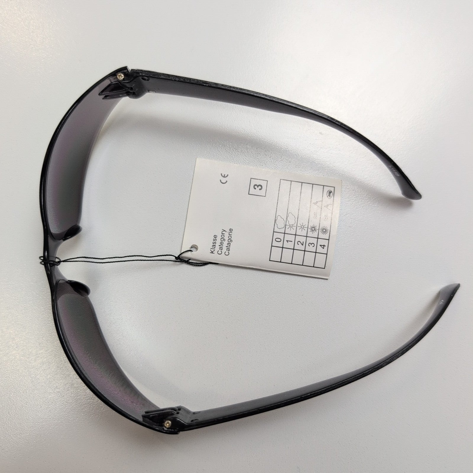 Lunettes de soleil fumées noir rectangle enveloppantes branches larges