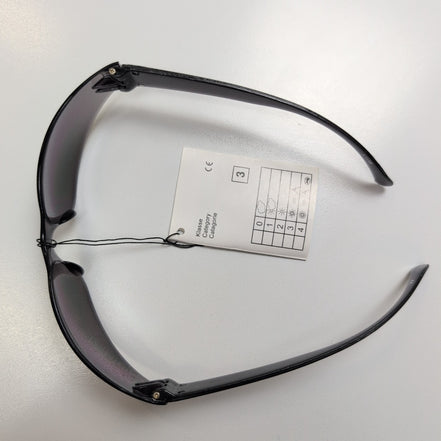 Lunettes de soleil fumées noir rectangle enveloppantes branches larges