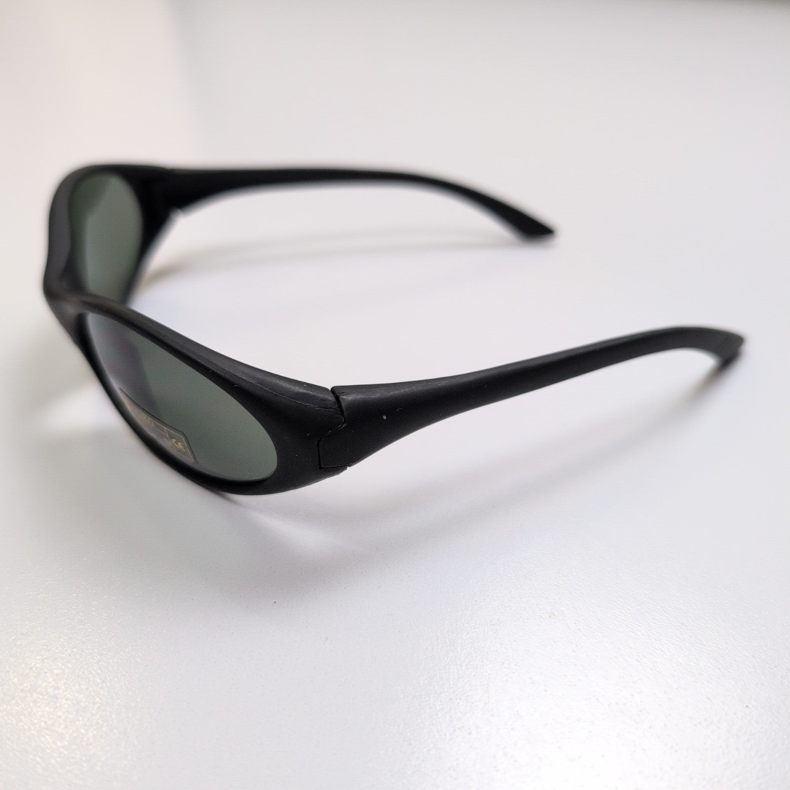 Lunettes de soleil Kakiko Y2K Ovales Branches Semi-Larges Noir Mat