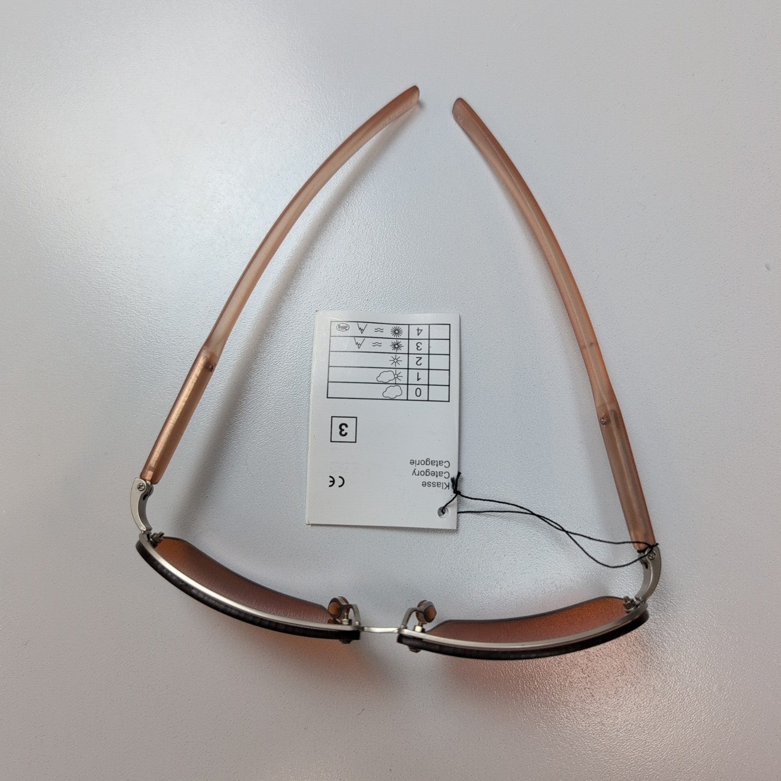 Lunettes de soleil Y2K Rectangulaires Gris Satiné Verres Ambre Branches Semi-épa