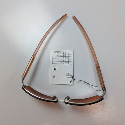 Lunettes de soleil Y2K Rectangulaires Gris Satiné Verres Ambre Branches Semi-épa