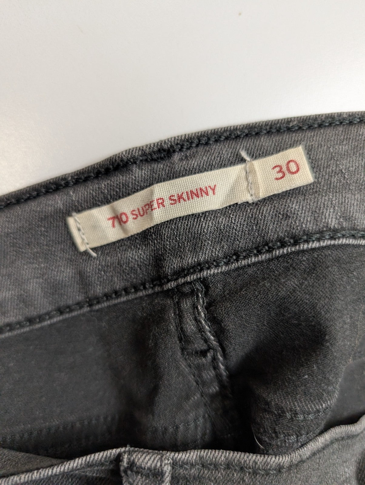 Jean Levi's 710 Super Skinny Femme Noir W30 L30 T38 - Look Grunge