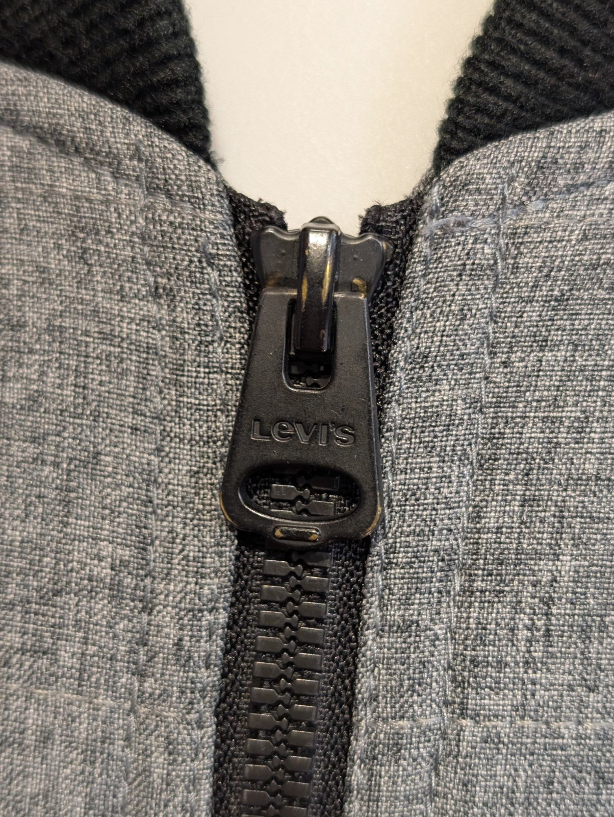 Veste Levi's Grise Matelassée Capuche Noire Homme Taille L