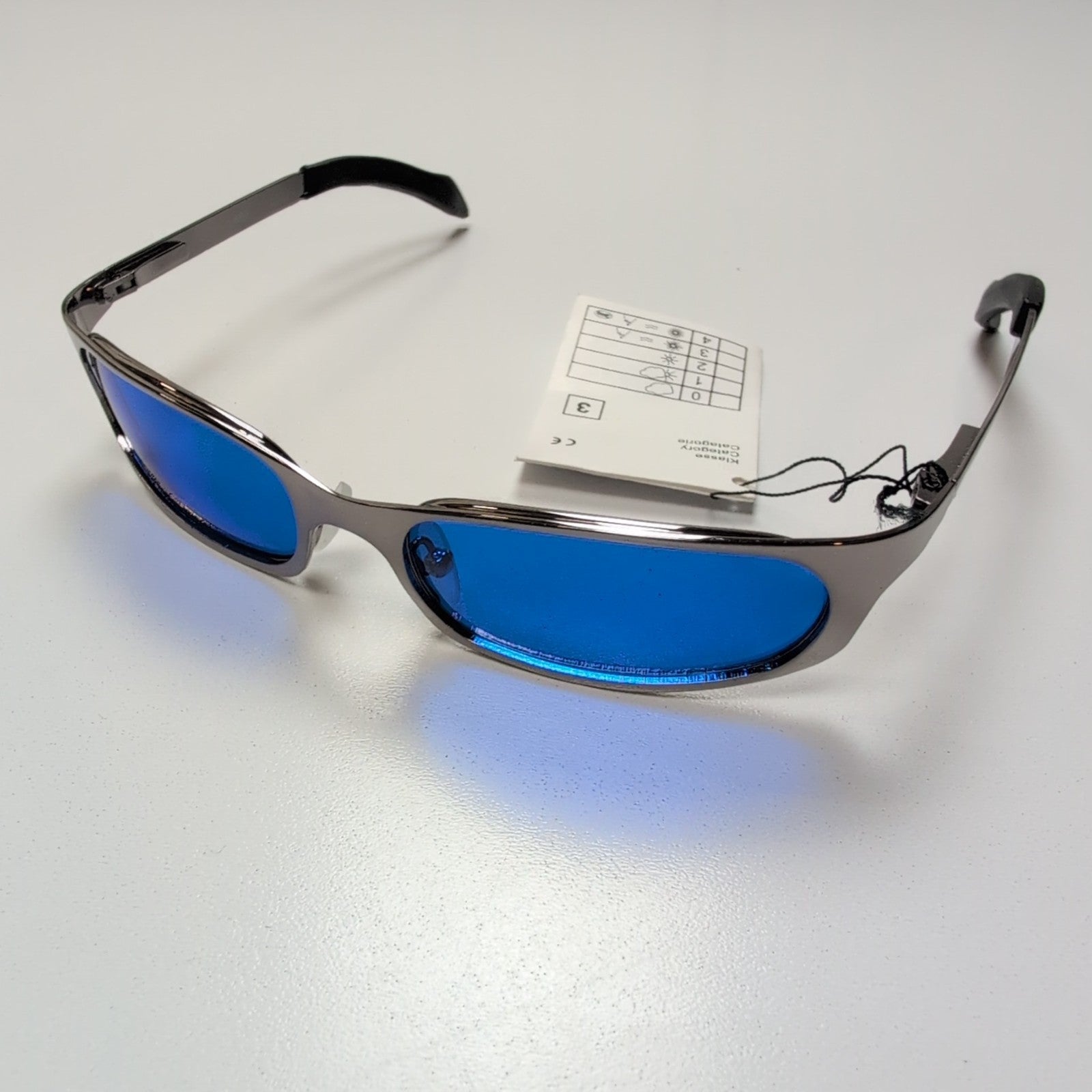 Lunettes de soleil Y2K Métal Gris Brillant Verres Bleus Branches Larges à Ressor