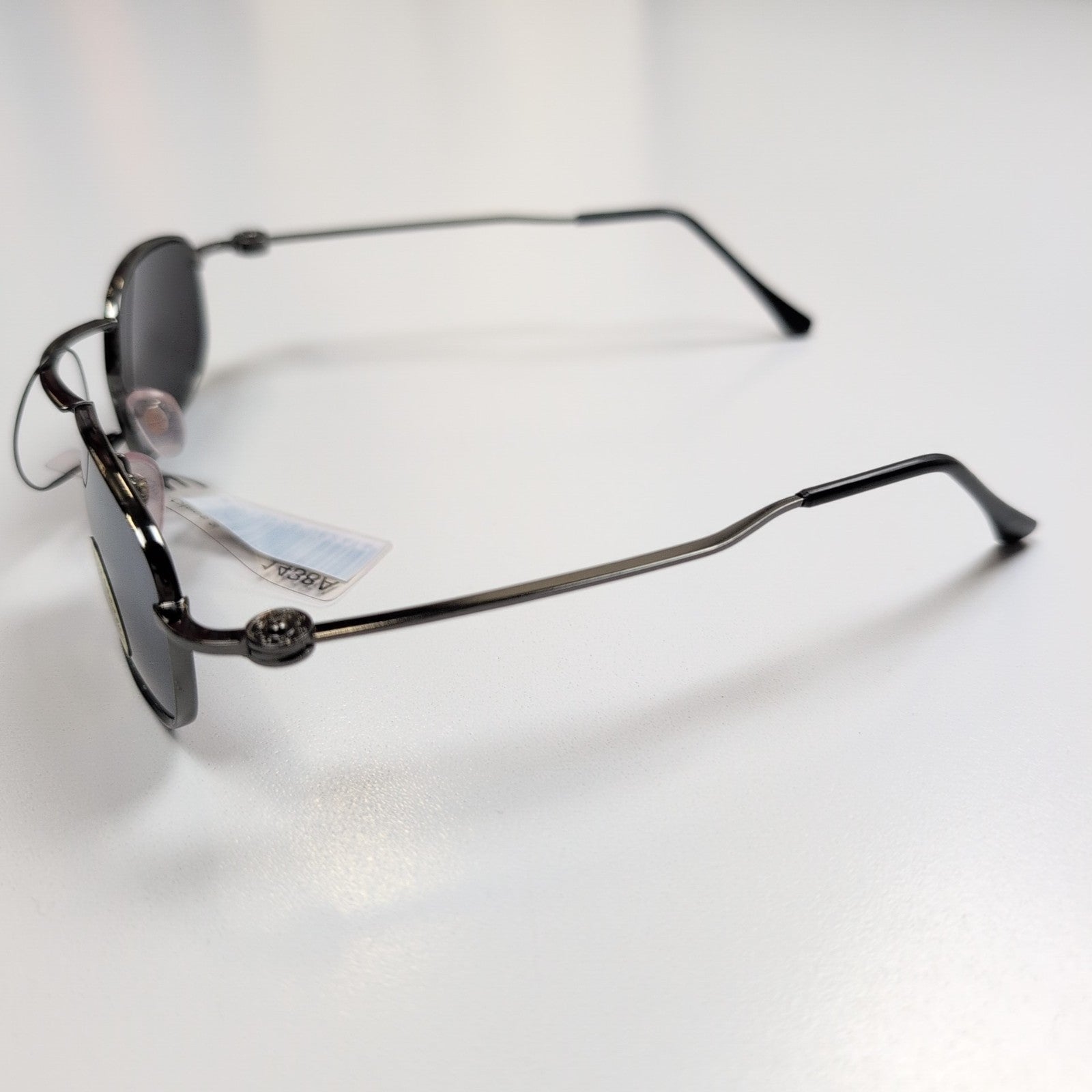 Lunettes de soleil Y2K Bar-On Futuriste Métal Chromé Gris Foncé Effet Miroir
