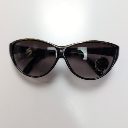 Lunettes de soleil Femmes Bar-On® Noir Brillant Liseré Doré Branches Larges Chic