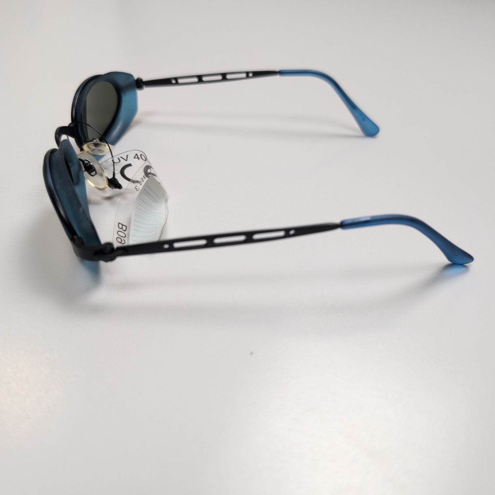 Lunettes de soleil Y2K Bleu Marine Verres Ovales Vert Foncé Branches Fines Métal